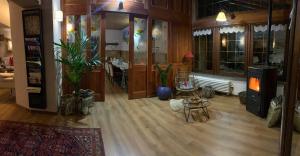 un soggiorno con pavimenti in legno e una camera con tavolo di Hotel Coeur Du Village a La Thuile