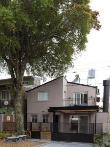 コロンにあるBungalow Don Árbolの前に木がある白い建物