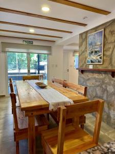 コロンにあるBungalow Don Árbolのダイニングルーム(木製テーブル、ベンチ付)