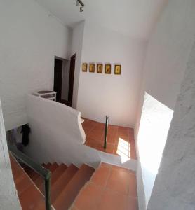 eine Treppe in einem Zimmer mit einer weißen Wand in der Unterkunft Casa rural con encanto in Colmenar