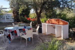 einen Tisch und Stühle sowie eine Badewanne im Hof in der Unterkunft Casa rural con encanto in Colmenar