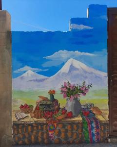 una pintura de una mesa con frutas y flores en new garni 1, en Garni