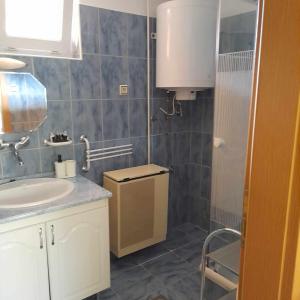 Bilik mandi di B18 Apartman