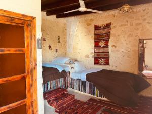 een slaapkamer met 2 bedden in een kamer bij Moon_Valley_Siwa in Siwa