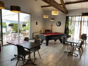 Cette chambre comprend un billard et une table de ping-pong. dans l'établissement Kyriad Montpellier Aéroport - Gare Sud de France, à Mauguio