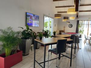 TV a/nebo společenská místnost v ubytování Kyriad Montpellier Aéroport - Parc Expo