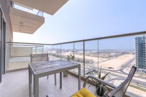 uma sala de jantar com mesa e vista para a cidade em Trinity Holiday Homes - Spacious Modern Living 2BR Unique Apartment em Dubai