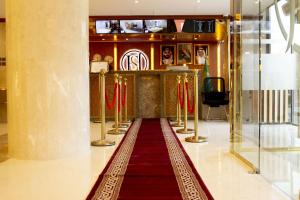 un corridoio con tappeto rosso in un edificio di Sparrow Apartments Hotel a Gedda
