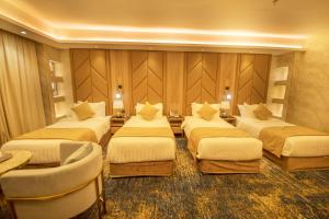 ein Hotelzimmer mit 4 Betten in einem Zimmer in der Unterkunft Sparrow Apartments Hotel in Dschidda