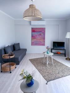 un soggiorno con divano e 2 tavoli di Assos Sizin Ev a Ayvacık