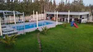 een afbeelding van een zwembad in een tuin bij villa HAKIM in Essaouira