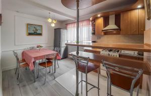 コウォブジェクにあるBeautiful Apartment In Kolobrzeg With 2 Bedrooms And Wifiのキッチン(テーブル、椅子、コンロ付)
