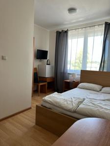 カルビアにあるPokoje Gościnne Rybitwaのベッドルーム1室(ベッド1台、大きな窓付)