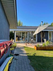 Casa con patio y sombrilla en Really Nice And Big Summerhouse Close To Roskilde Fjord, en Ølsted
