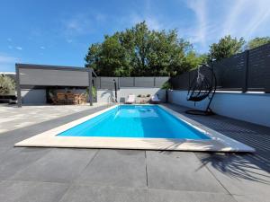 Der Swimmingpool an oder in der Nähe von Apartment Lo&Ti