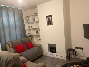 un salon avec un canapé et une cheminée dans l'établissement Waterloo House, à Nottingham