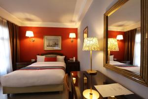 卡薩布蘭卡的住宿－勒斯賽宜斯昂斯酒店，酒店客房,设有两张床和镜子