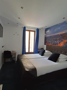 een slaapkamer met 2 bedden en een raam met blauwe gordijnen bij Hotel Aida Marais in Parijs