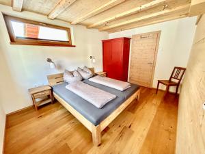 1 dormitorio con 1 cama grande en una habitación en StarkApart - XL-Wohnung-geräumig-stilvoll, en Ried im Oberinntal