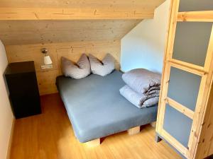 Habitación con cama con almohadas y escalera. en StarkApart - XL-Wohnung-geräumig-stilvoll, en Ried im Oberinntal