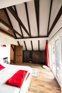 1 dormitorio con 1 cama grande con manta roja en Vila Krcedin en Krčedin