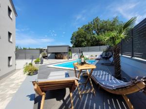 Der Swimmingpool an oder in der Nähe von Apartment Lo&Ti