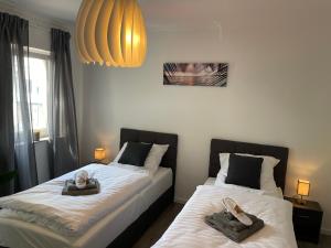 a bedroom with two beds with towels on them at gemütlich*Nespresso*Netflix*Arbeitsplatz*Parkplatz in Duisburg