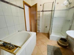 een badkamer met een bad, een douche en een wastafel bij gemütlich*Nespresso*Netflix*Arbeitsplatz*Parkplatz in Duisburg