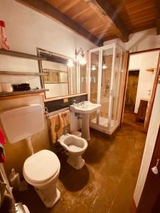 Vonios kambarys apgyvendinimo įstaigoje DOSSENA Dimora Storica Al Lac Conte Tomaselli