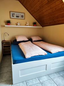 Posteľ alebo postele v izbe v ubytovaní Szigeti Apartmanház
