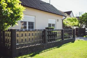 una recinzione di legno di fronte a una casa di Kuća za odmor BARBARELLA a Čakovec