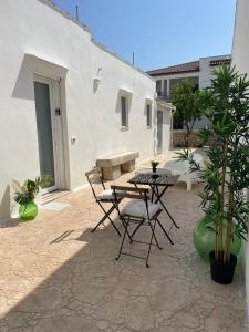 a patio with a table and chairs next to a building at Terra De Mare in Palmariggi