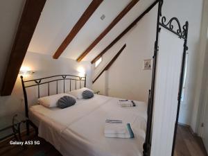 a bedroom with a large bed with white sheets at Studio apartman u renesansnoj vili in Vis