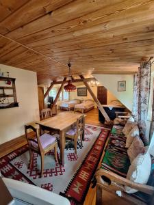 ein Esszimmer mit einem Tisch und einem Sofa in der Unterkunft GOŚCINIEC GŁODOWO in Ruciane-Nida