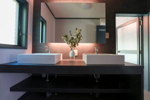 Ajiro的住宿－Villa Arancia，浴室设有2个水槽和镜子