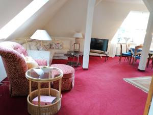 a living room with a couch and a tv at Appartment Obergeschoß in Bad Zwischenahn