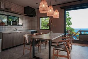 eine Küche mit einem Esstisch und Stühlen in der Unterkunft Villa Arancia in Ajiro