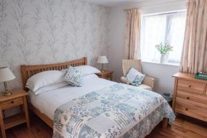um quarto com uma cama e uma janela em The Talbot Arms em Lyme Regis