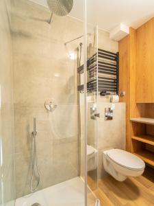 un baño con ducha y WC en Morena house, en Niechorze 61 fotos más