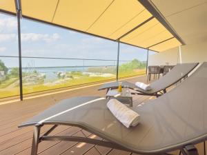 a room with two chairs and a view of the ocean at Appartements "Zum Leuchtturm" Hafen Rankwitz Insel Usedom in Rankwitz