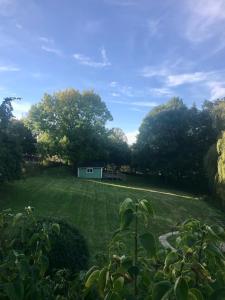 Ogród w obiekcie La Paix, Gîte bucolique en Normandie