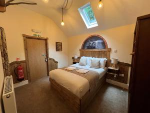 1 dormitorio con 1 cama con 2 toallas en Explorers Retreat Matlock Bath en Matlock