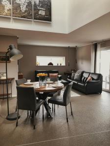Heeslingen的住宿－het babbelterras - KEINE MONTEURE，客厅配有桌椅和沙发