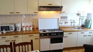 a small kitchen with a stove and a microwave at Piso de Laura en primera planta in Lariño