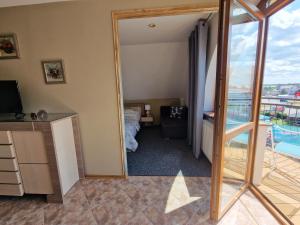 ウェバにあるVilla Victoriaのベッドルーム1室、バルコニー付きの客室内の鏡