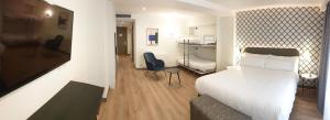 布爾戈斯的住宿－雷斯雷耶斯卡多麗克斯酒店，一间卧室配有一张床,另一间卧室配有书桌