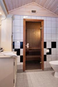 a bathroom with a toilet and a sink at Filefjellstuene in Tyinkrysset