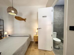 Dormitorio pequeño con cama y aseo en Estudio loft moderno muy céntrico, en Santander