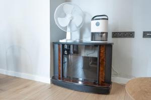 una mesa con ventilador y cafetera. en Estudio loft moderno muy céntrico, en Santander