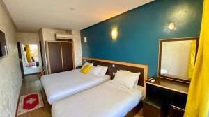 Łóżko lub łóżka w pokoju w obiekcie Hôtel Belle Vue et Spa